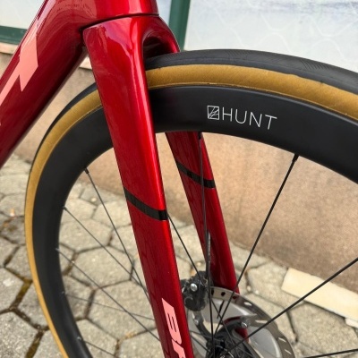 Roda dianteira de bicicleta com aro HUNT e garfo vermelho brilhante