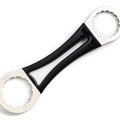 Chave dupla metálica e preta sobre fundo branco