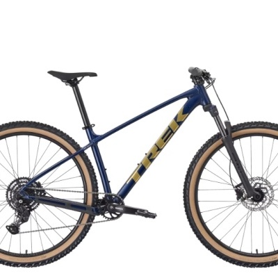 Bicicleta de montanha TREK com quadro azul escuro e letras amarelas