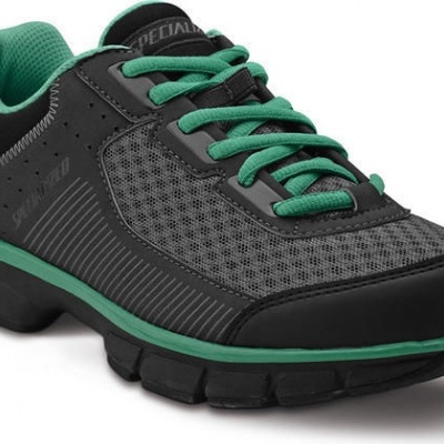 Tênis desportivo cinza escuro com detalhes verdes e sola preta