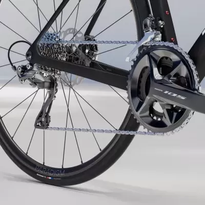 Transmissão traseira de bicicleta de estrada preta com pedaleira ULTEGRA e cassete cromado