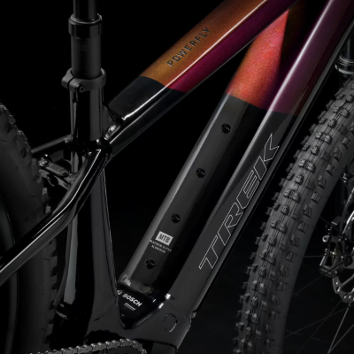 Quadro de bicicleta elétrica preta com vermelho metálico e texto POWERFLY e TREK