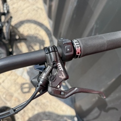 Punho de bicicleta preto com manete de travão e texto DEITY e MAGURA MT7 seven