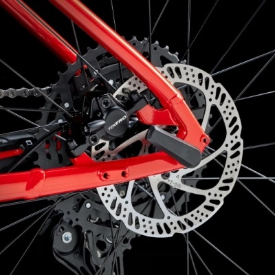 Roda traseira de bicicleta vermelha com disco e travão