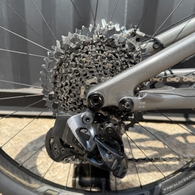 Roda traseira de bicicleta com cassete detalhado e desviador preto