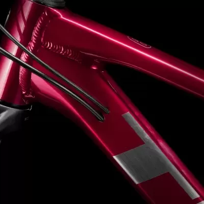 Close-up do quadro de bicicleta vermelha metálica com cabos pretos