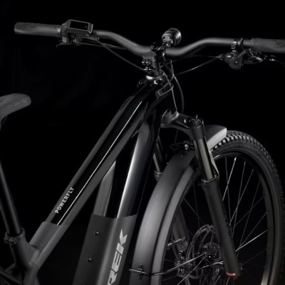 Bicicleta elétrica preta com selim BONTRAGER e texto POWERFLY TREK no quadro