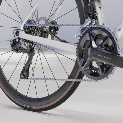 Detalhe da roda traseira e transmissão de bicicleta branca com pedaleira 'ULTEGRA'