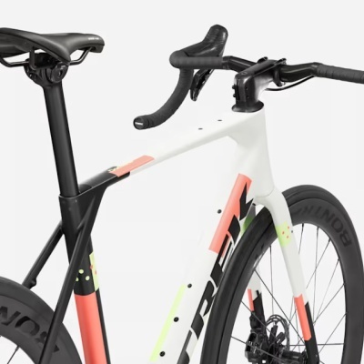 Bicicleta de estrada preta, branca, laranja e verde com rodas Bontrager e guiador de queda preto