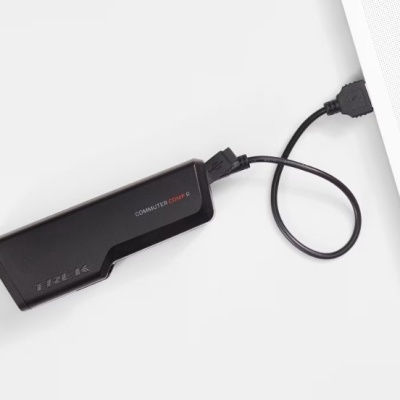 Adaptador USB preto ligado a computador branco