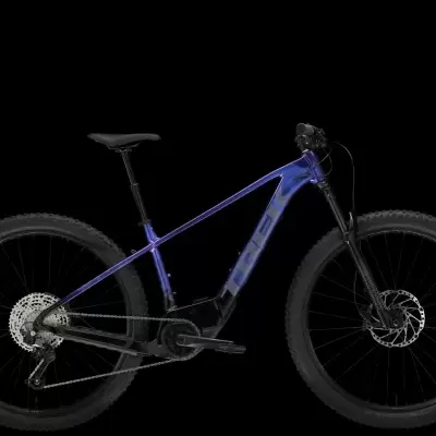 Bicicleta elétrica azul e preta com motor no quadro e pneus largos