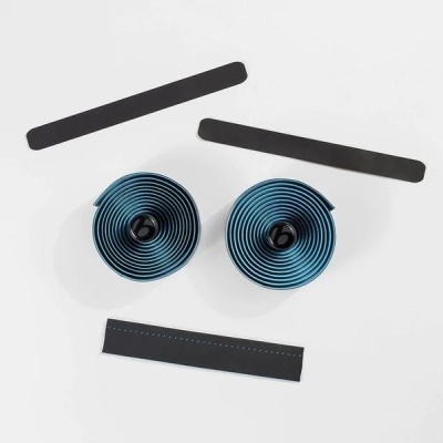 fitas e roldanas em fundo branco