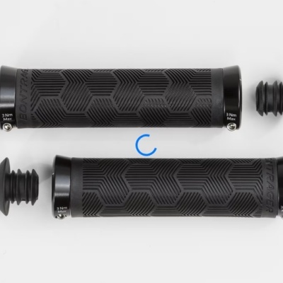 Par de punhos de guiador de bicicleta pretos com padrão hexagonal e anéis metálicos de aperto