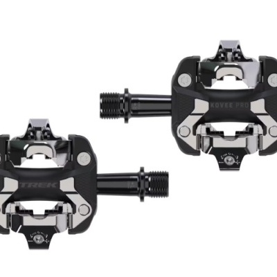 Par de pedais de bicicleta TREK pretos com detalhes metálicos