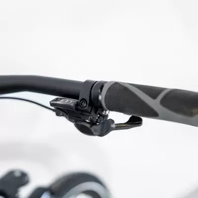 Punho e manete de travão de bicicleta pretos com padrão texturizado