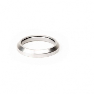 Anel metálico prateado sobre fundo branco