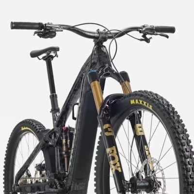 Bicicleta de montanha elétrica preta com suspensão FOX e pneus MAXXIS