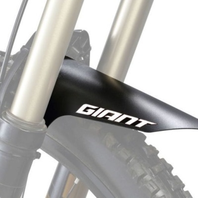 Guarda-lamas preto com texto GIANT em bicicleta