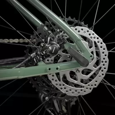 Roda traseira de bicicleta com sistema de transmissão e disco de travão