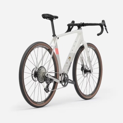 Bicicleta de estrada branca com detalhes vermelhos e pneus castanhos