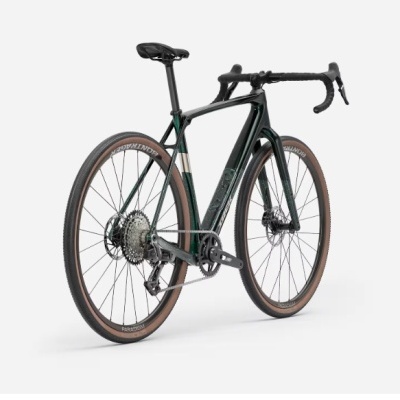 Bicicleta de estrada preta e verde com pneus castanhos