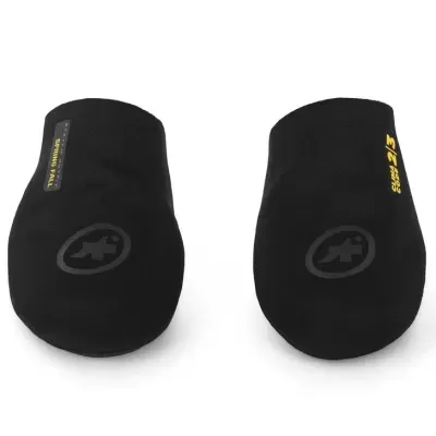 Par de sapatilhas pretas para ciclismo com logótipo cinza e etiquetas amarelas