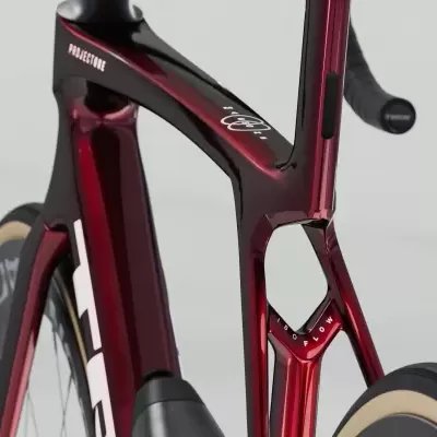 Quadro de bicicleta de estrada vermelho metálico com detalhes pretos e pneus com laterais claras