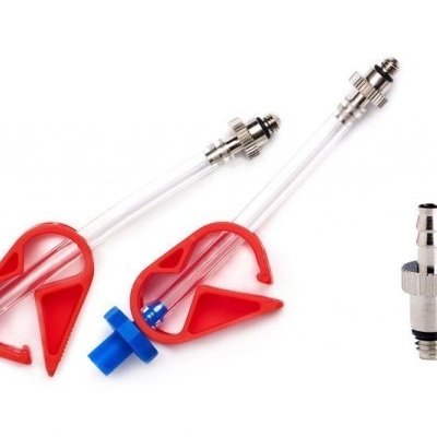 bebedouros automáticos vermelhos e azuis com tubo transparente e adaptador metálico prateado