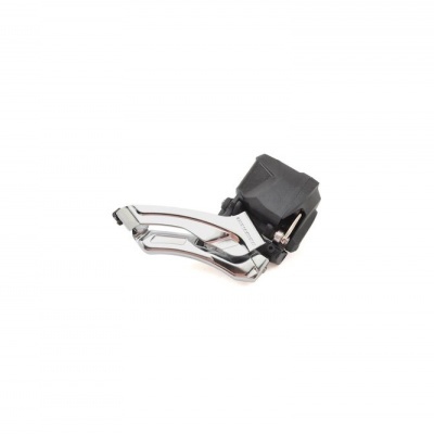 Peça metálica e preta para bicicleta sobre fundo branco