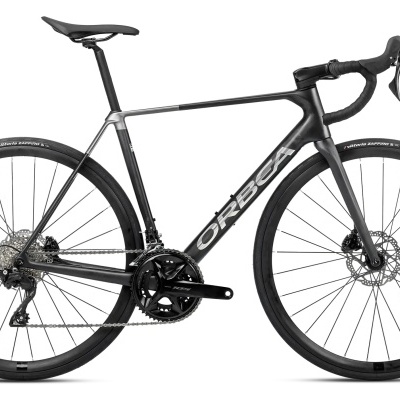 Bicicleta de estrada preta e cinza com pneus Vittoria ZAFFIRO e travão de disco