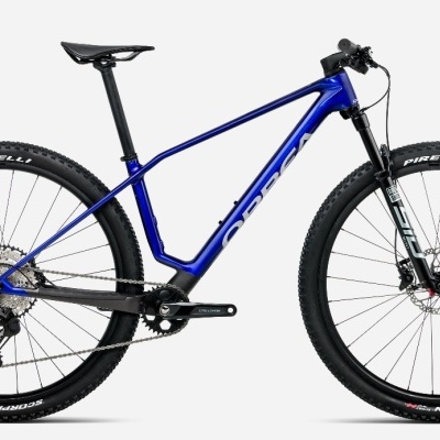 Bicicleta de montanha azul metálica com pneus PIRELLI e suspensão RockShox