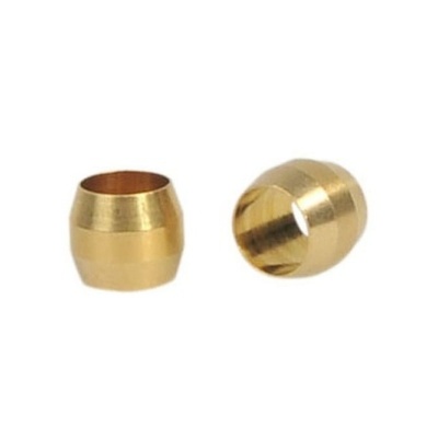 Dois anéis pequenos dourados em fundo branco