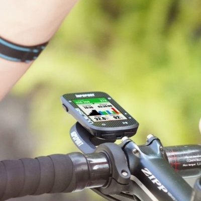 Computador de bicicleta preto com ecrã colorido montado no guiador preto