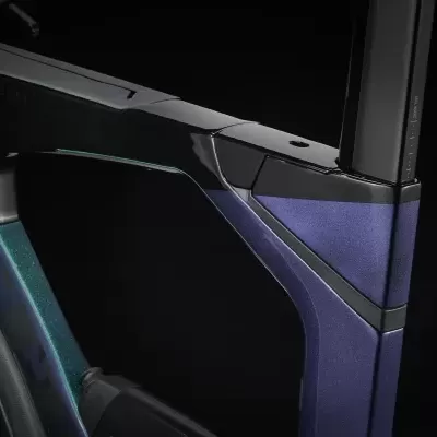 Estrutura de bicicleta elétrica em azul e preto com detalhes em luz azul