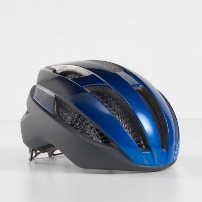 Capacete de ciclismo azul e preto com entradas de ar