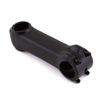 Avanço de guidão preto para bicicleta sobre fundo branco