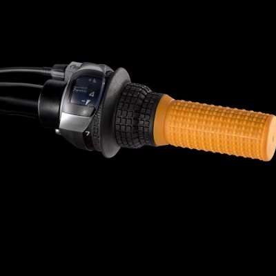 Punho de bicicleta laranja com comando de mudança de velocidades preto e cinza