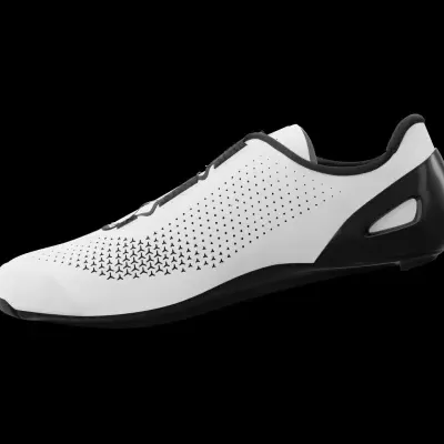 Sapatilha desportiva branca e preta com superfície perfurada