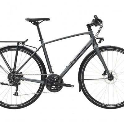 Bicicleta cinza-escuro com porta-bagagens e travões de disco