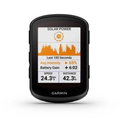Dispositivo Garmin com visor digital a cores mostrando dados de energia solar e métricas de velocidade e distância.