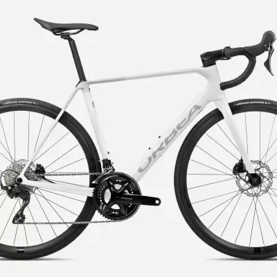 Bicicleta de estrada branca com detalhes pretos