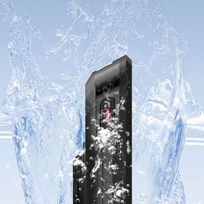 Dispositivo preto submerso em água com bolhas