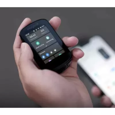 Dispositivo portátil preto com ecrã digital colorido nas mãos