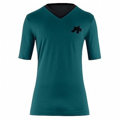 T-shirt verde-azulada com decote em V preto e logótipo preto no peito