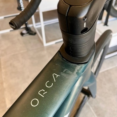 Quadro de bicicleta verde escuro com logo ORCA e guiador preto