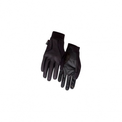 Par de luvas pretas com texturas distintas e fecho de ajuste.