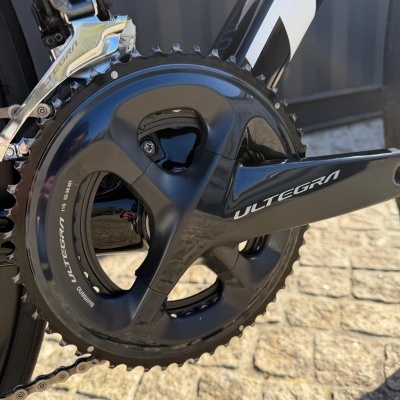 Pedaleiro da bicicleta Shimano Ultegra preto brilhante com quadro preto e branco