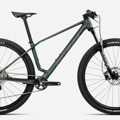 Bicicleta de montanha verde escura com pneus PIRELLI e garfo RockShox