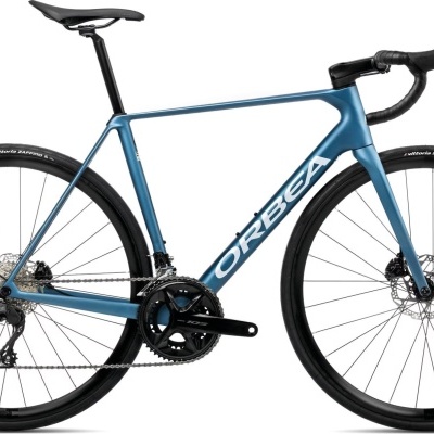 Bicicleta de estrada azul com quadro e pneus pretos