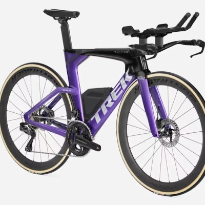 Bicicleta de corrida TREK preto e roxo com guiador triatlo e pneus com bordas bege